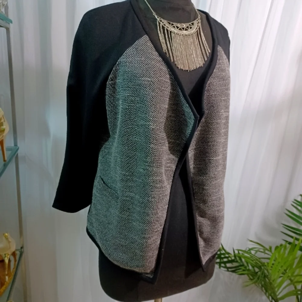 Dana Buchman, Sleek Open Front, Black & White Jacket/Blazer Size: 10